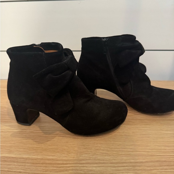 Chie Mihara Black Suede Ankle Boots with Bow - Picture 2 of 6